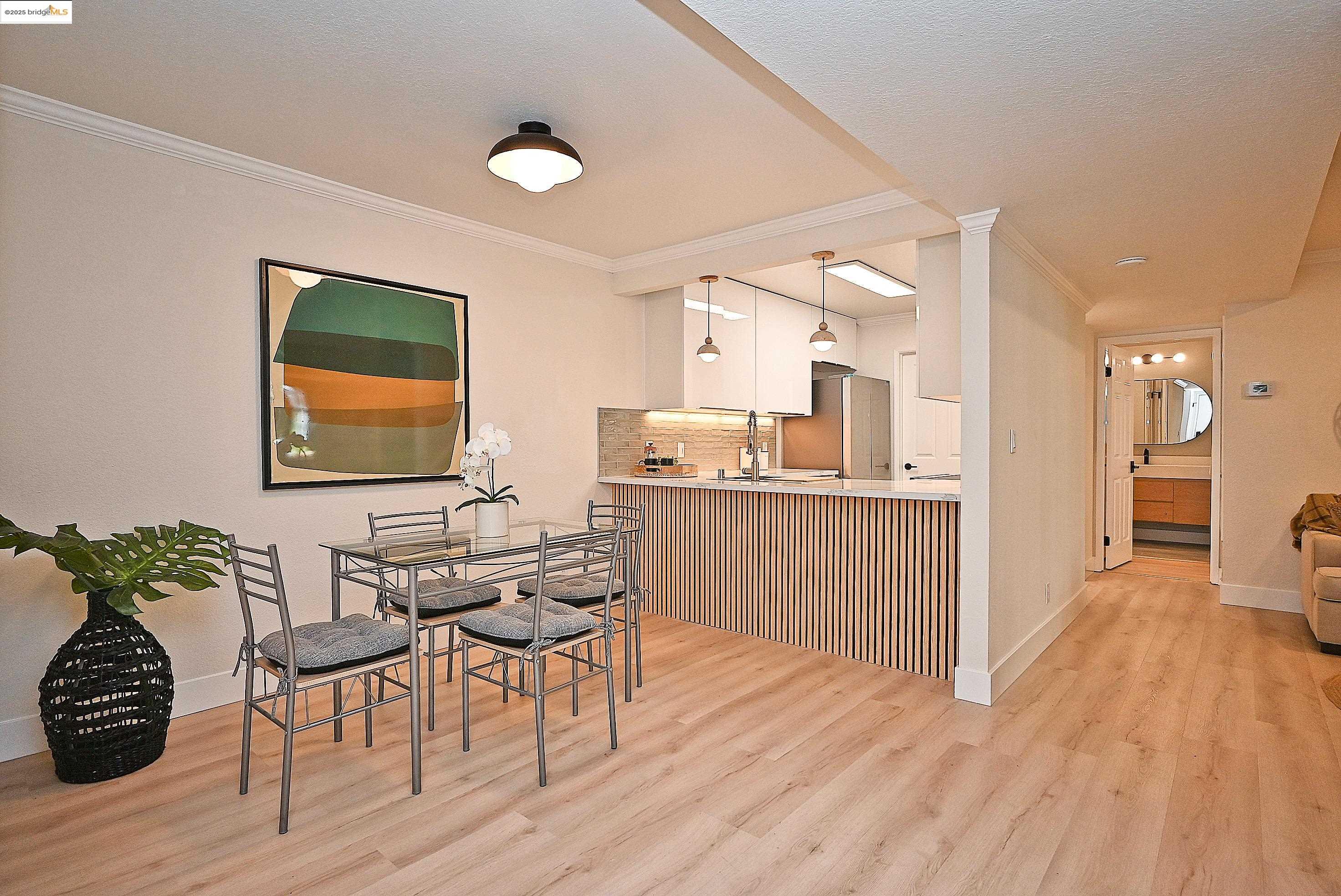 Oakland, California, 94605, United States, 2 Bedrooms Bedrooms, ,2 BathroomsBathrooms,Residential,For Sale,2000810