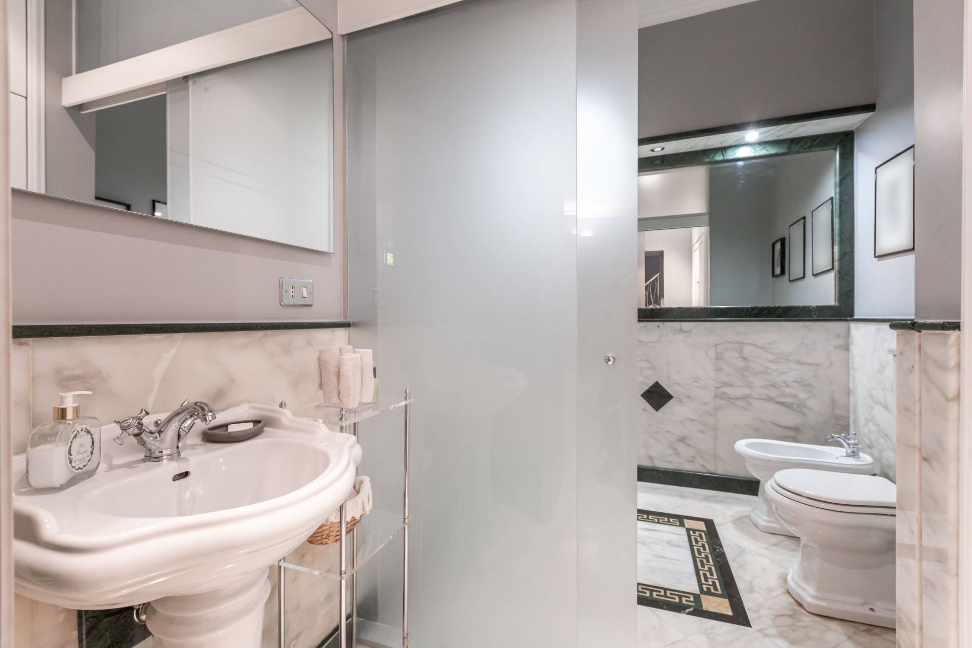 Roma, Roma, 00100, IT, 4 Bedrooms Bedrooms, ,4 BathroomsBathrooms,Residential,For Sale,1993511