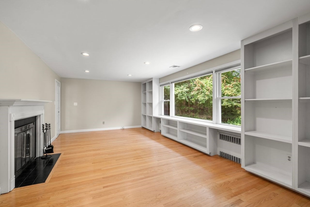 Chelmsford, Massachusetts, 01824, United States, 3 Bedrooms Bedrooms, ,2 BathroomsBathrooms,Residential,For Sale,1927111