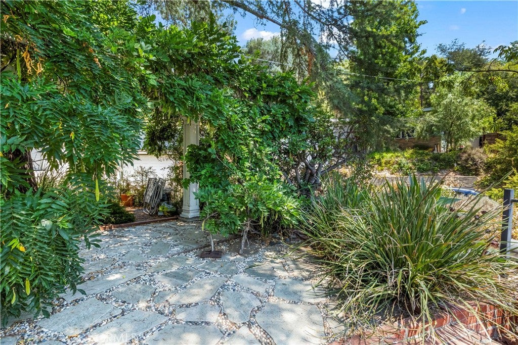 Glendale, California, 91206, United States, 2 Bedrooms Bedrooms, ,2 BathroomsBathrooms,Residential,For Sale,1978783