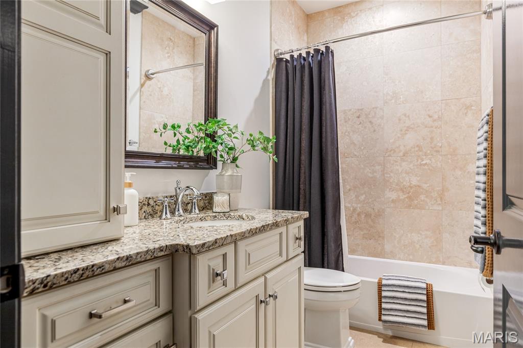 University City, Missouri, 63105, United States, 4 Bedrooms Bedrooms, ,5 BathroomsBathrooms,Residential,For Sale,1989585