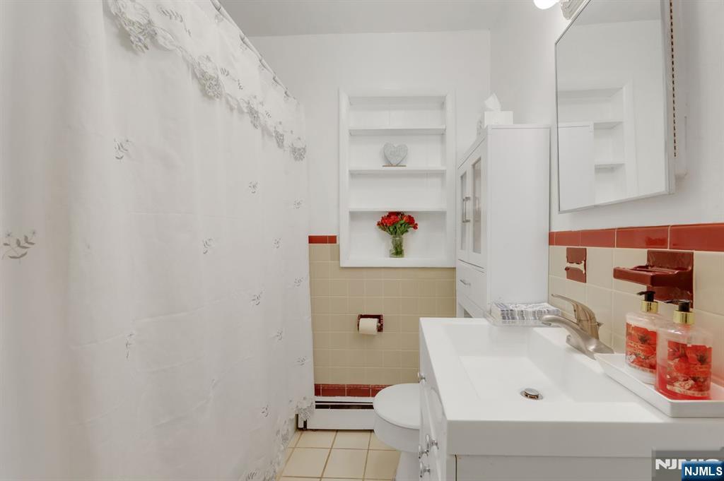 Oakland, New Jersey, 07436, United States, 2 Bedrooms Bedrooms, ,2 BathroomsBathrooms,Residential,For Sale,1988173