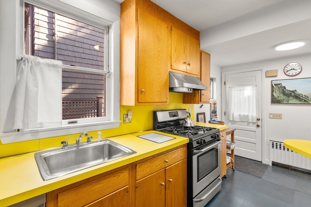 Cambridge, Massachusetts, 02139, United States, 3 Bedrooms Bedrooms, ,2 BathroomsBathrooms,Residential,For Sale,1940619
