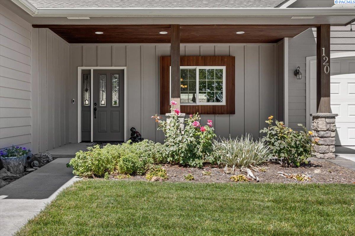 Richland, Washington, 99352, United States, 4 Bedrooms Bedrooms, ,2 BathroomsBathrooms,Residential,For Sale,1992938