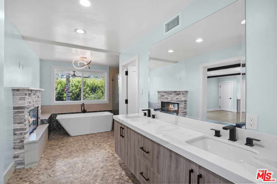 Los Angeles, California, 90068, United States, 3 Bedrooms Bedrooms, ,2 BathroomsBathrooms,Residential,For Sale,1911201