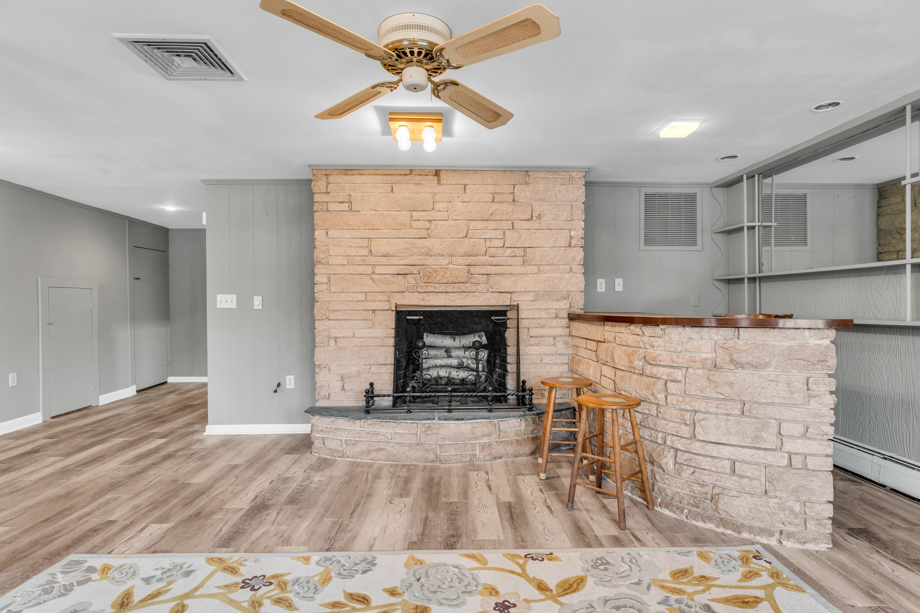 Guilford, Connecticut, 06437, United States, 3 Bedrooms Bedrooms, ,2 BathroomsBathrooms,Residential,For Sale,1994597