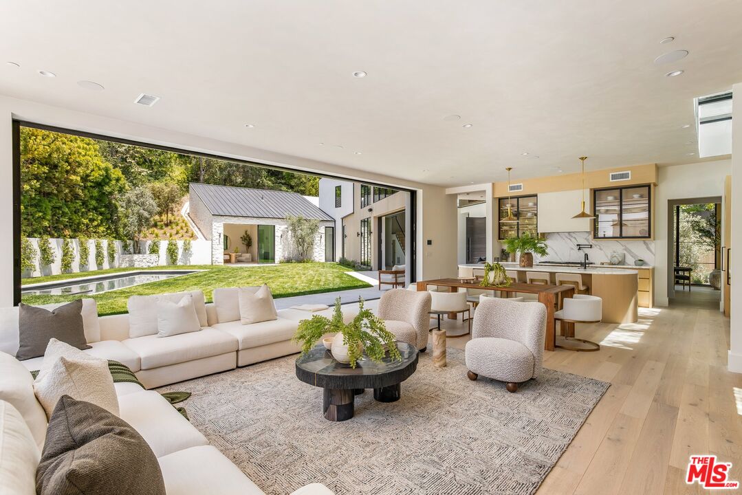 Los Angeles, California, 90049, United States, 5 Bedrooms Bedrooms, ,3 BathroomsBathrooms,Residential,For Sale,1839044