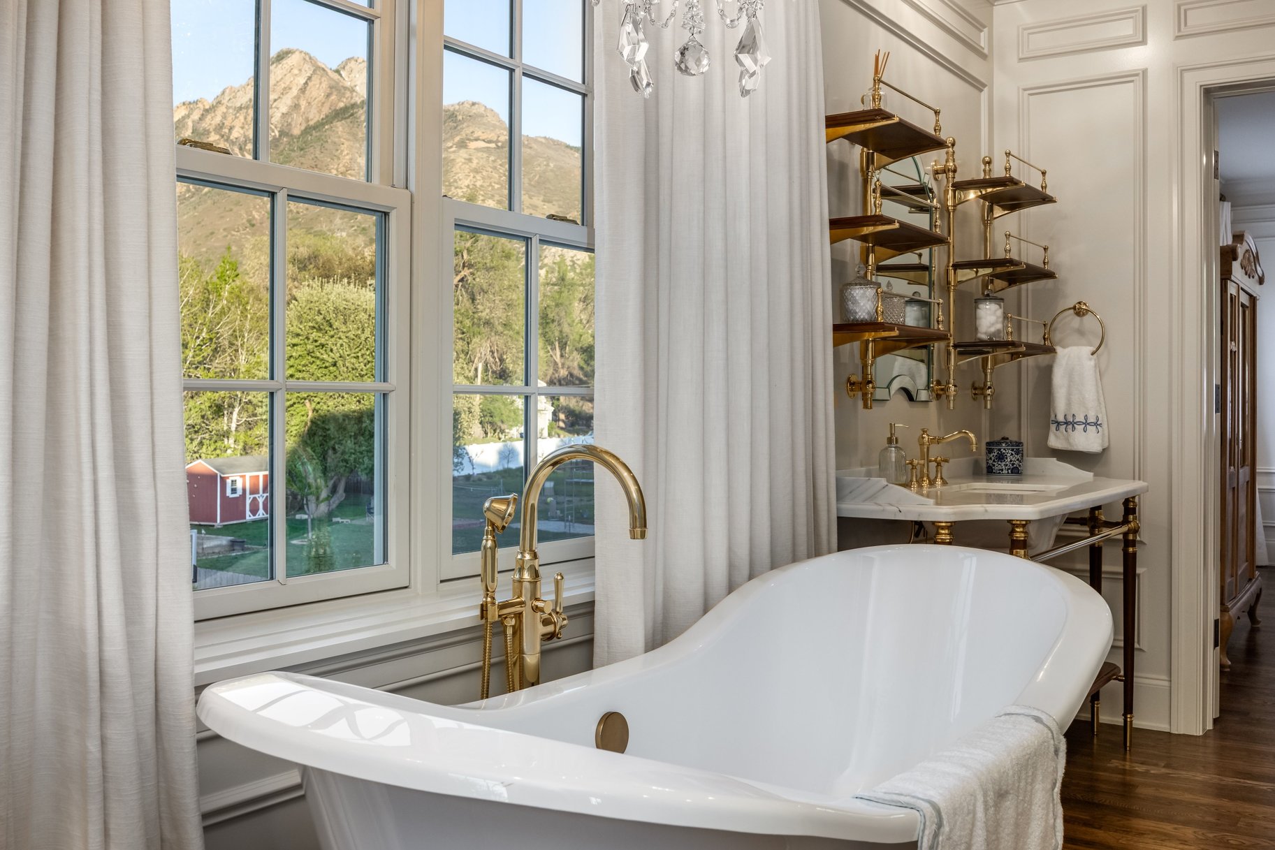  Timeless Colonial Charm Meets Refined Modern Luxury In This Storybook Retreat - 物件實景