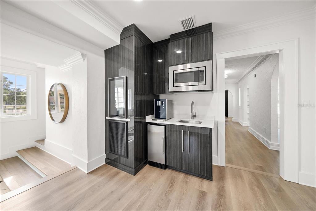 St Petersburg, Florida, 33707, United States, 5 Bedrooms Bedrooms, ,9 BathroomsBathrooms,Residential,For Sale,2000985