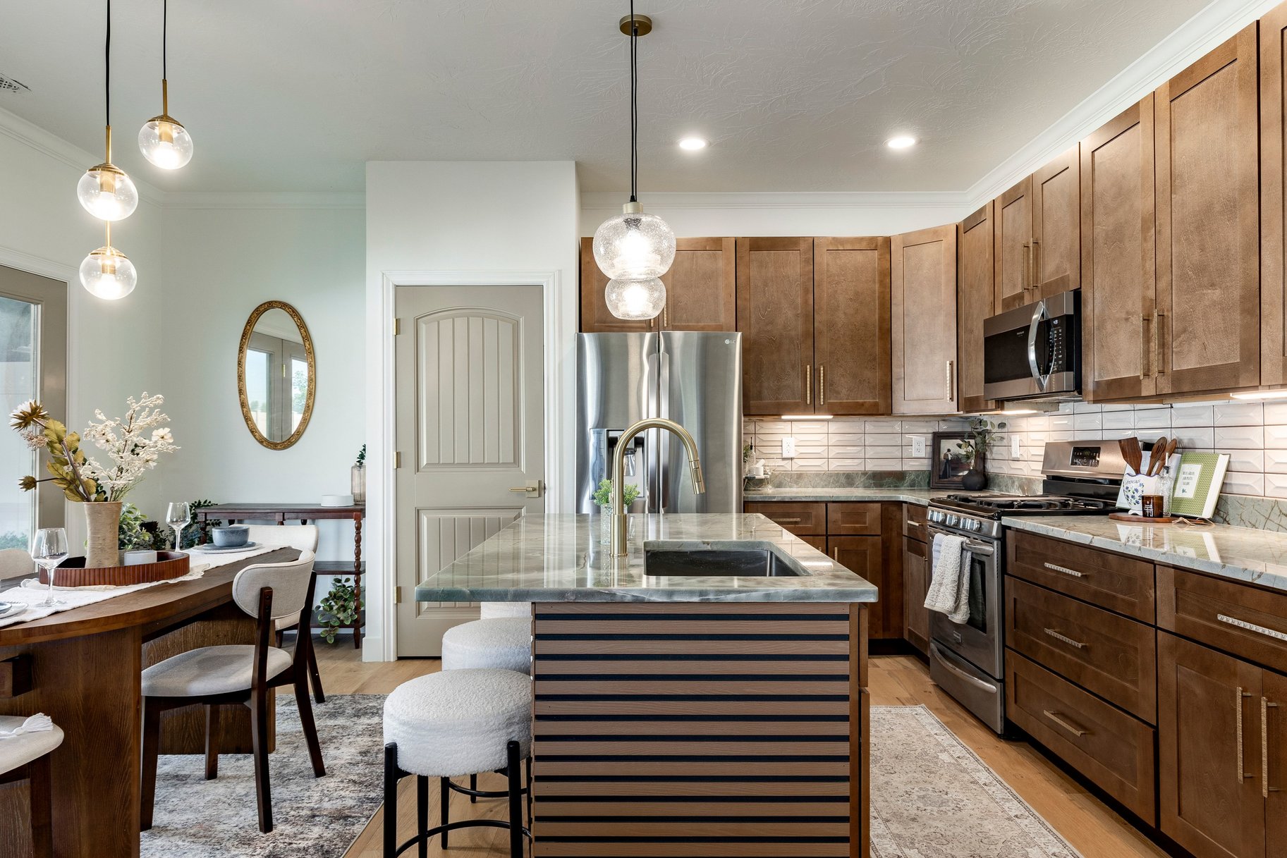  Fully Remodeled End-Unit in Prime Midvale Location - 物件實景