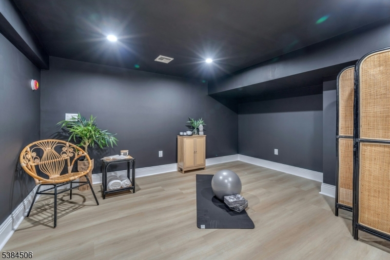 Montclair Twp., New Jersey, 07042, United States, 6 Bedrooms Bedrooms, ,5 BathroomsBathrooms,Residential,For Sale,1947111