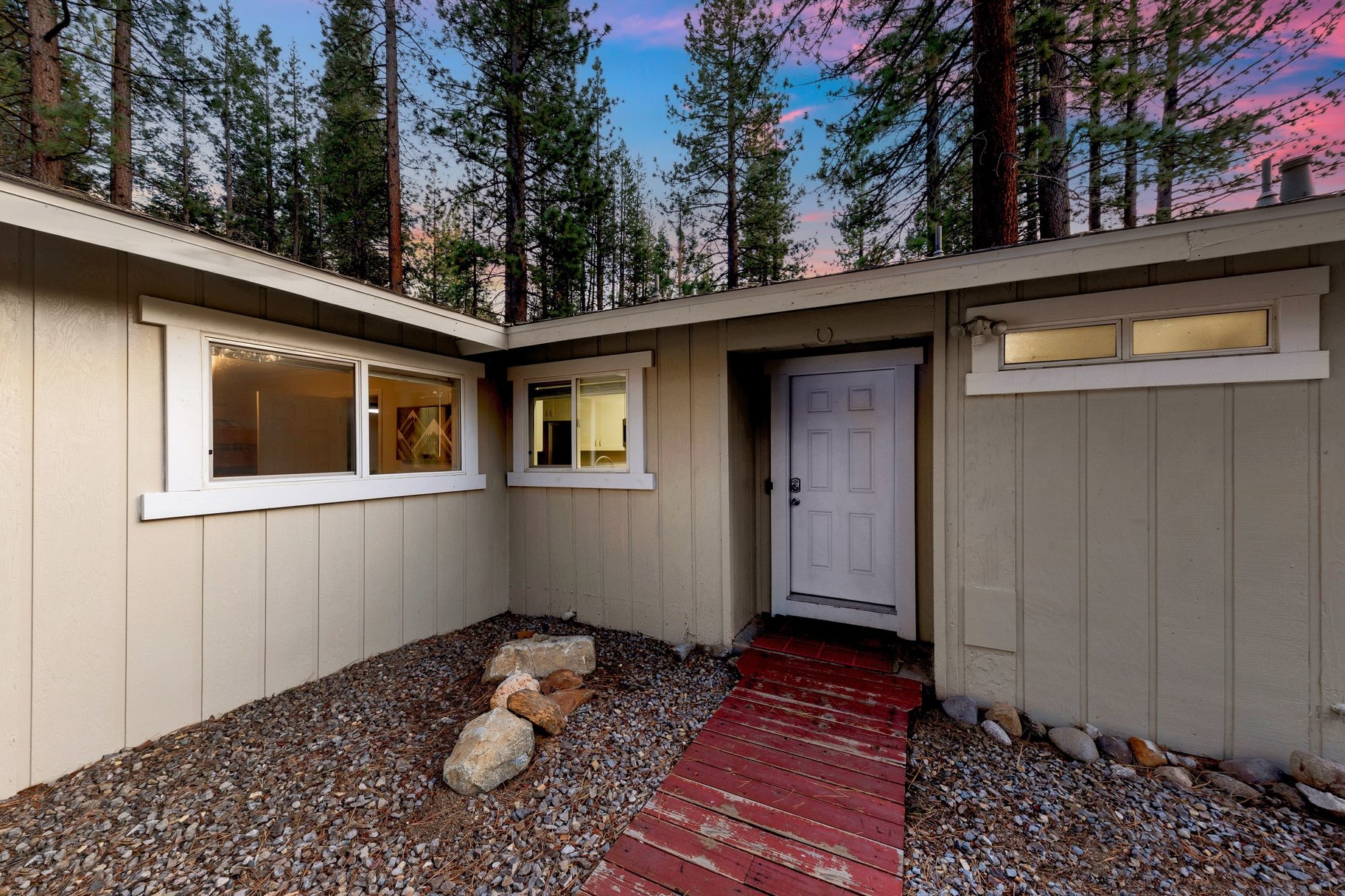  Move-In Ready 4 Bedroom Beauty  2022 Remodel  Fenced Yard, Forest Setting - 物件實景