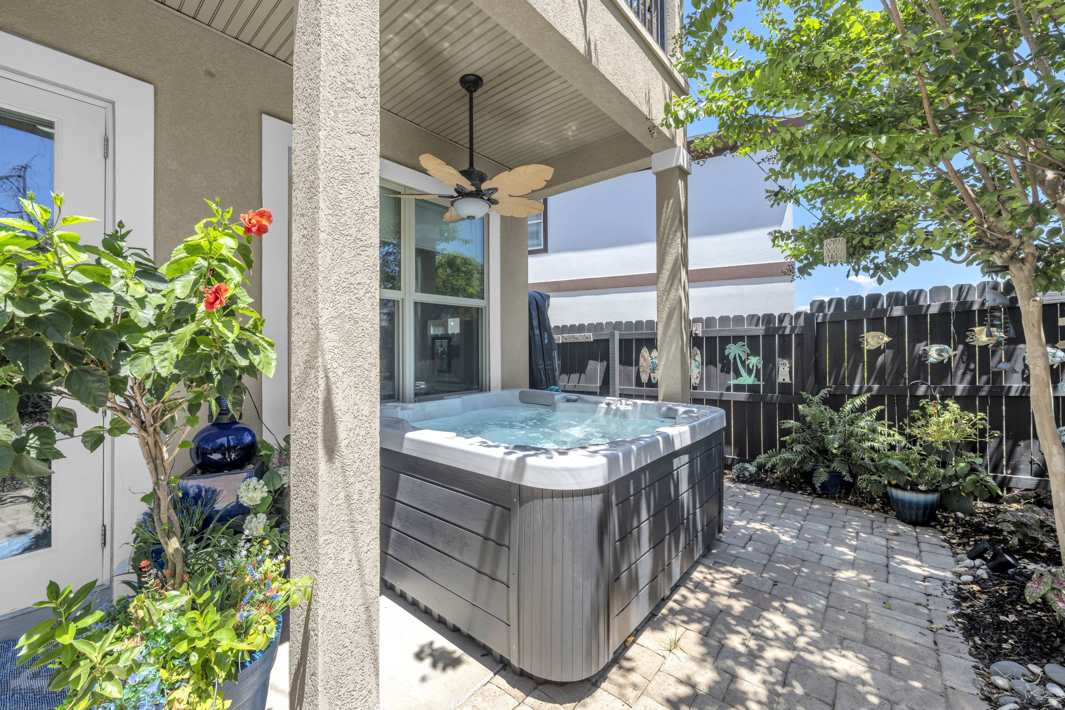  Turnkey Coastal Retreat With Private Garden Oasis - 物件實景
