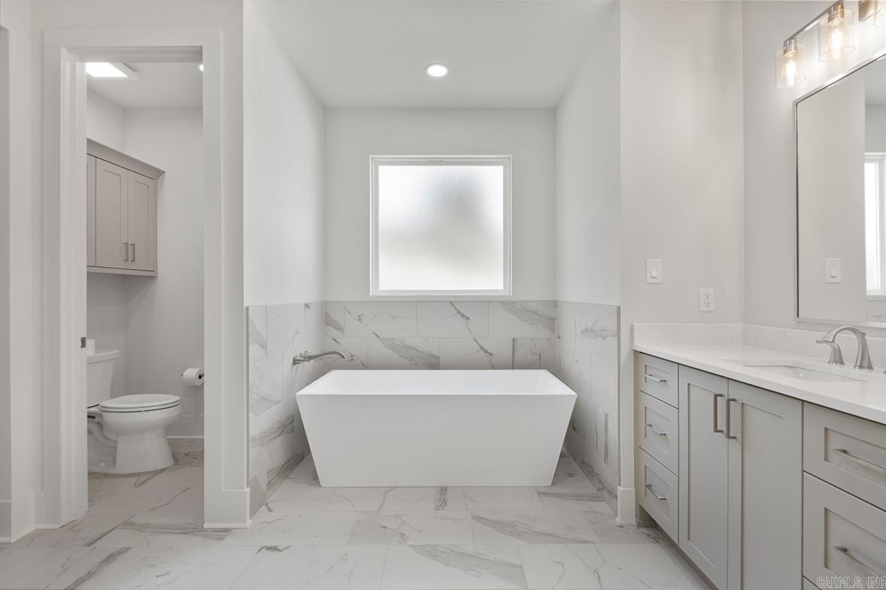 Benton, Arkansas, 72019, United States, 5 Bedrooms Bedrooms, ,4 BathroomsBathrooms,Residential,For Sale,2005368