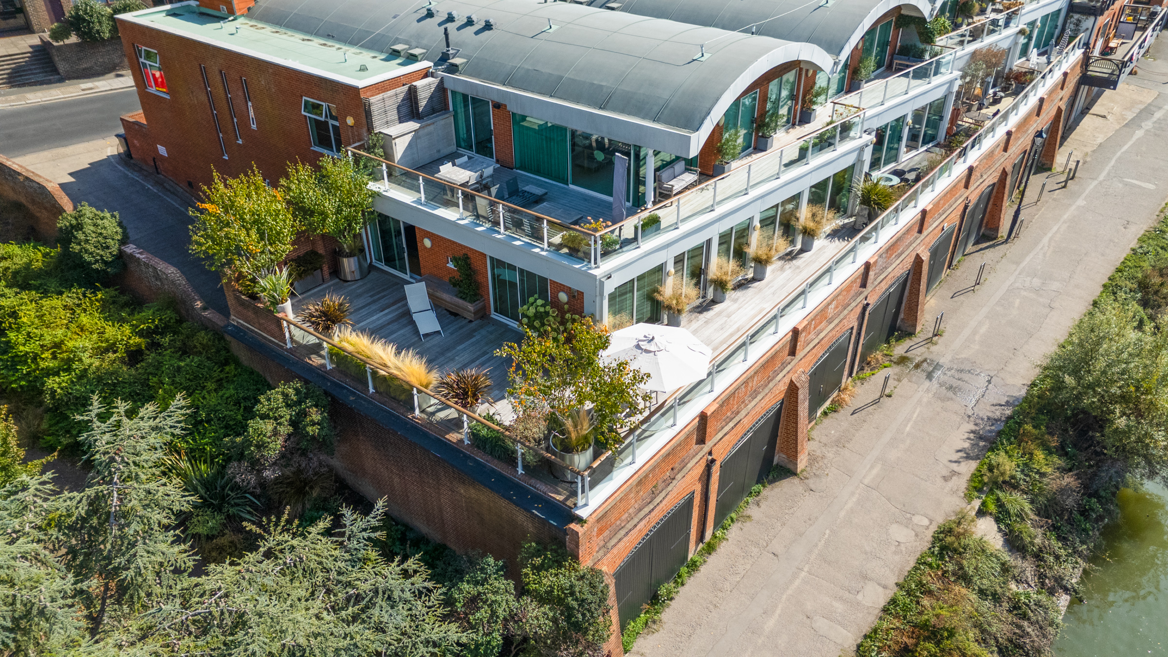  A Riverside Richmond Apartment with a Vast Wraparound Terrace - 物件實景