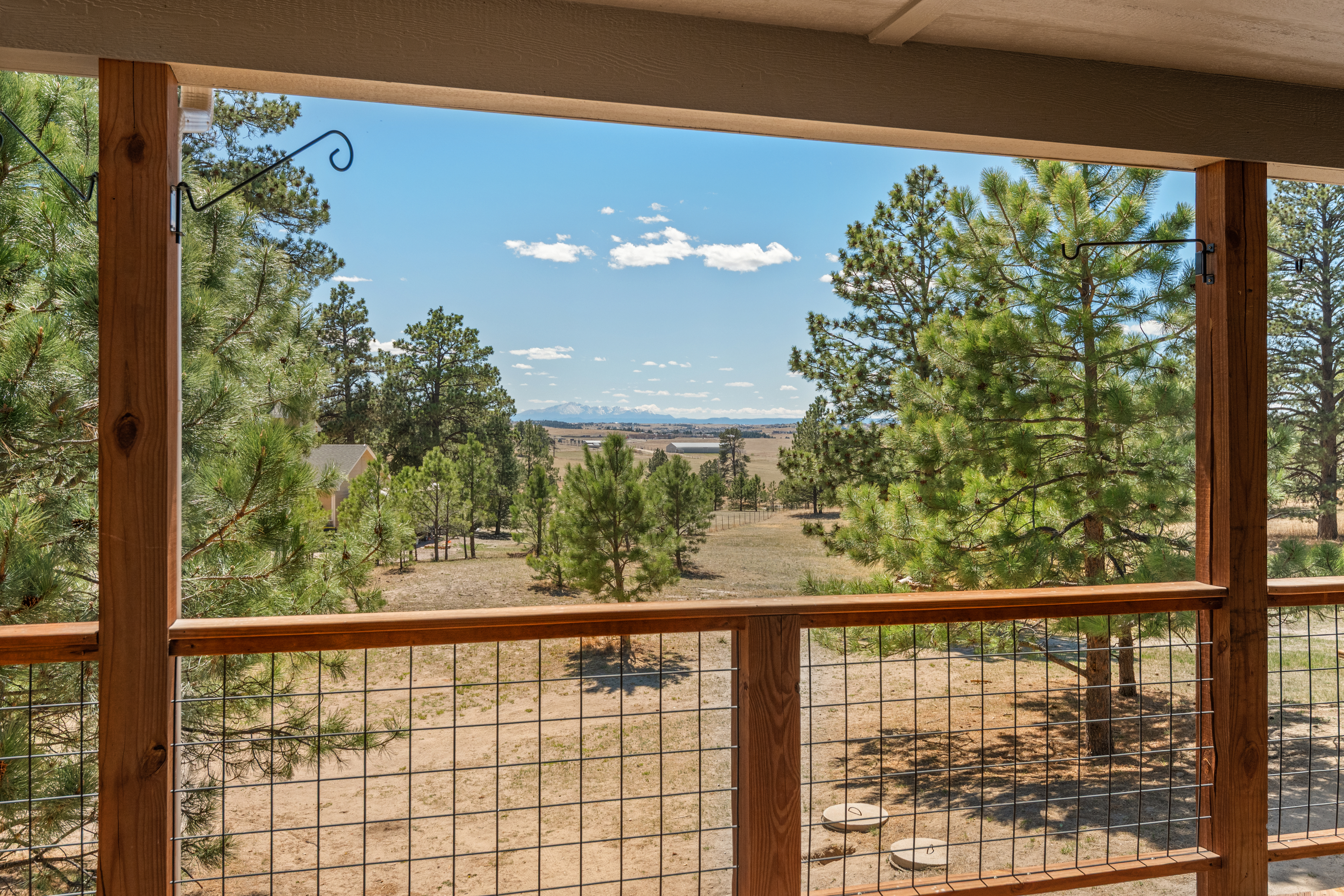  Set behind a gated entry on two and a half wooded acres - 物件實景