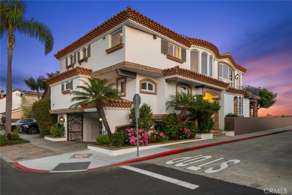 Newport Beach, California, 92661, United States, 4 Bedrooms Bedrooms, ,5 BathroomsBathrooms,Residential,For Sale,1875430