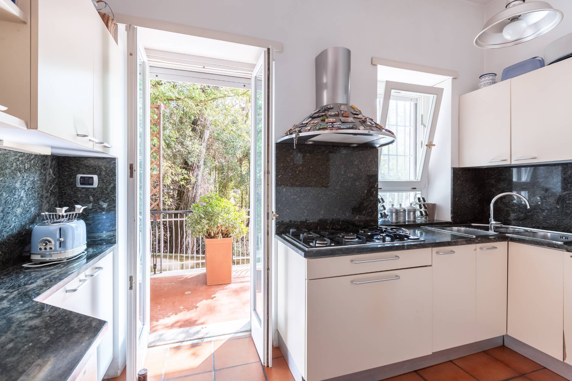 Roma, Roma, 00100, IT, 4 Bedrooms Bedrooms, ,4 BathroomsBathrooms,Residential,For Sale,1992075