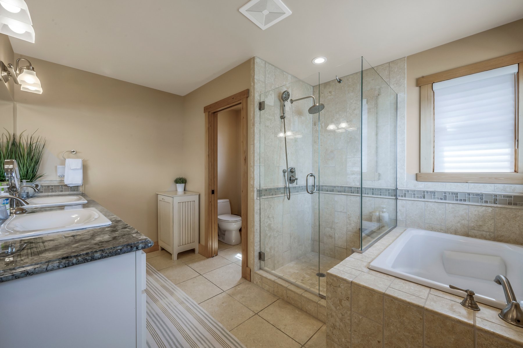 Sagle, Idaho, 83860, United States, 5 Bedrooms Bedrooms, ,6 BathroomsBathrooms,Residential,For Sale,1978919