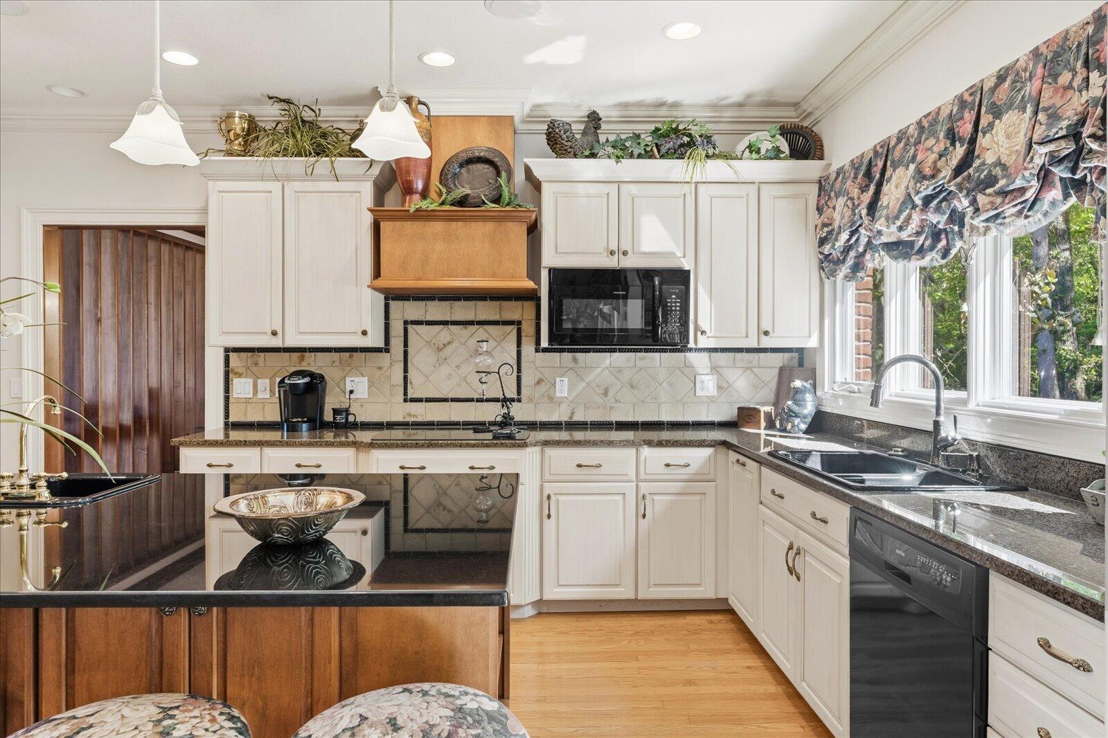 Guild, Tennessee, 37340, United States, 4 Bedrooms Bedrooms, ,5 BathroomsBathrooms,Residential,For Sale,2040612