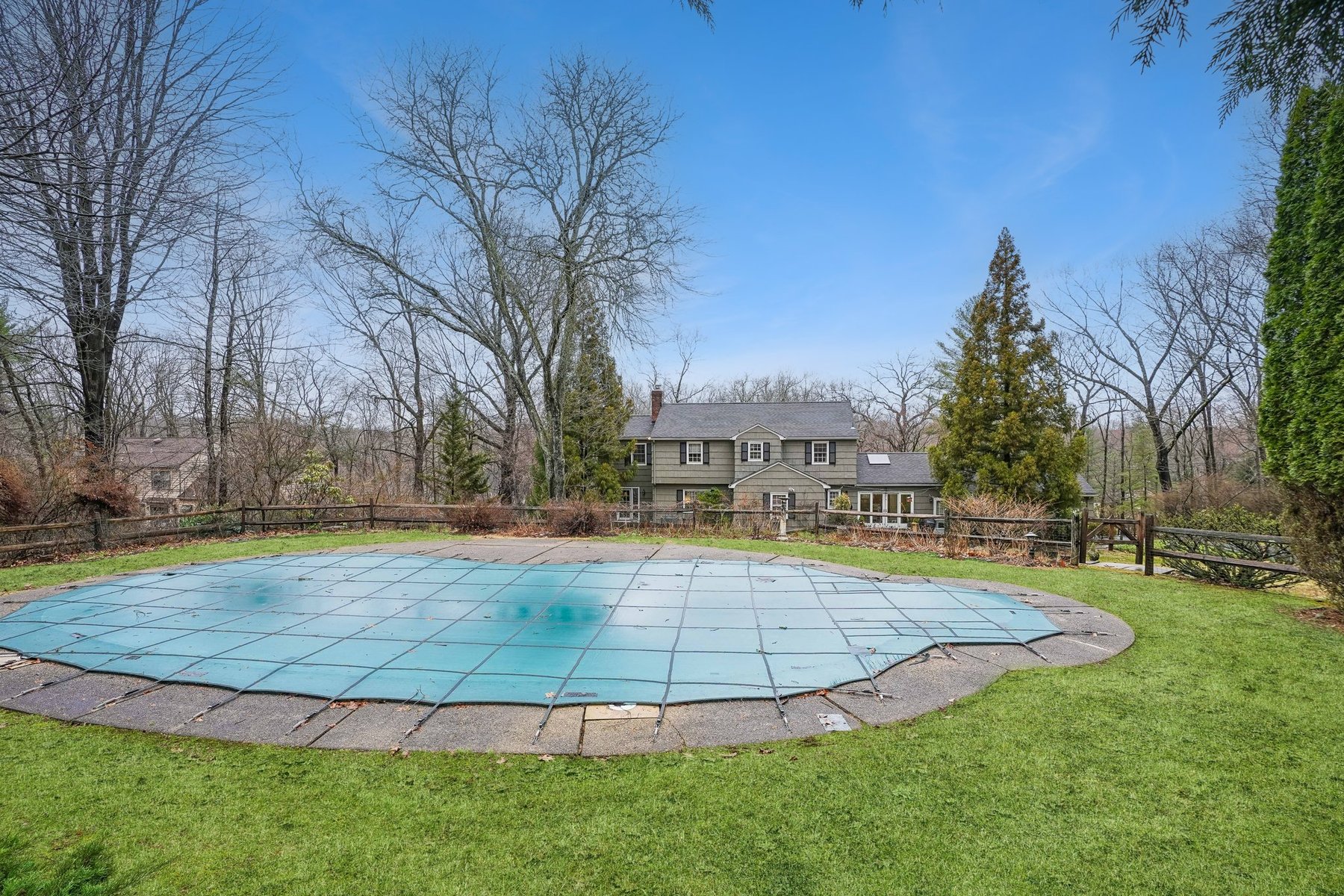  Classic Center Hall Colonial Privately Set on 1.2 Acres - 物件實景