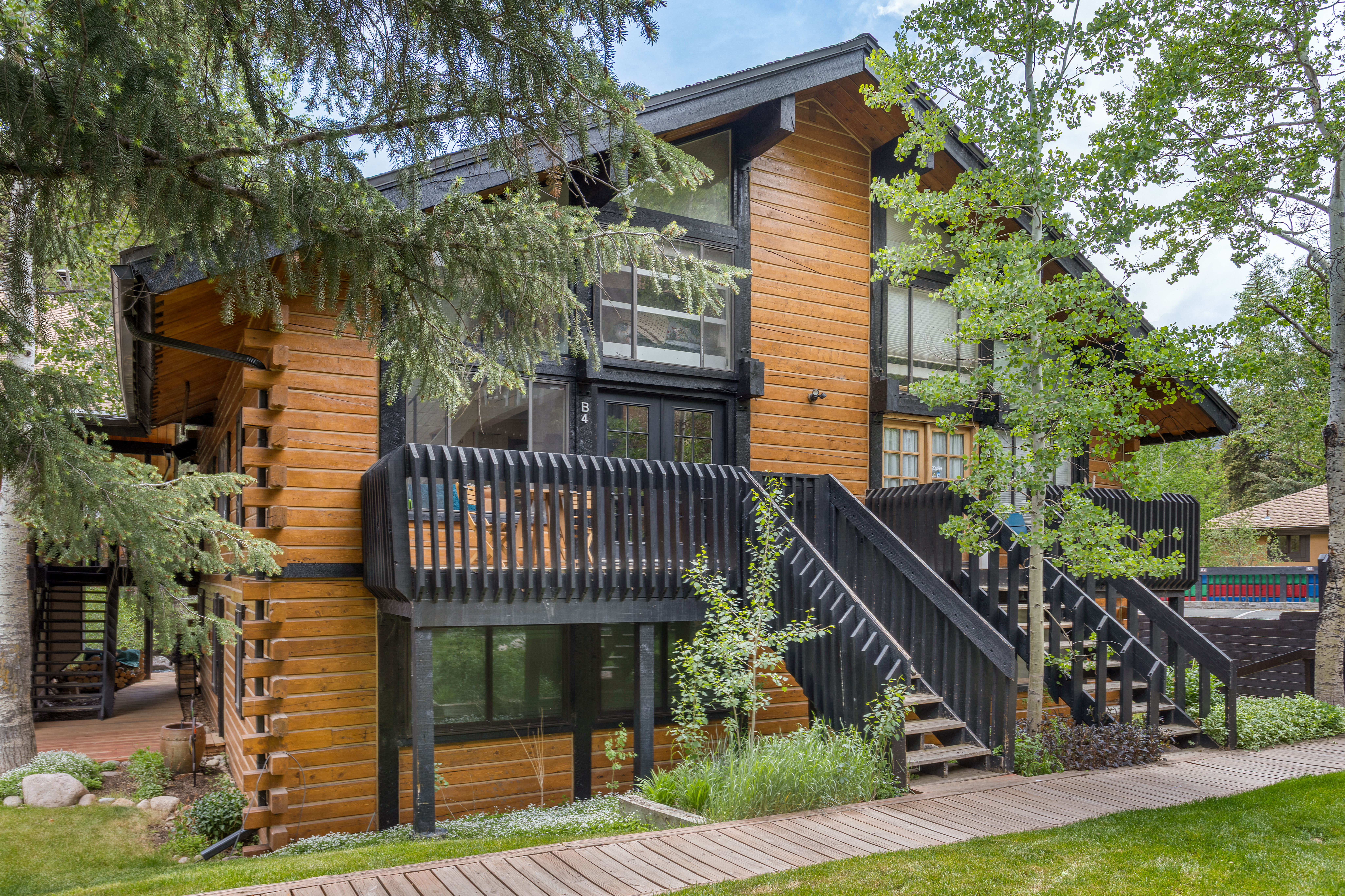  Inviting Top-floor End-unit Residence with Abundant Natural Light - 物件實景