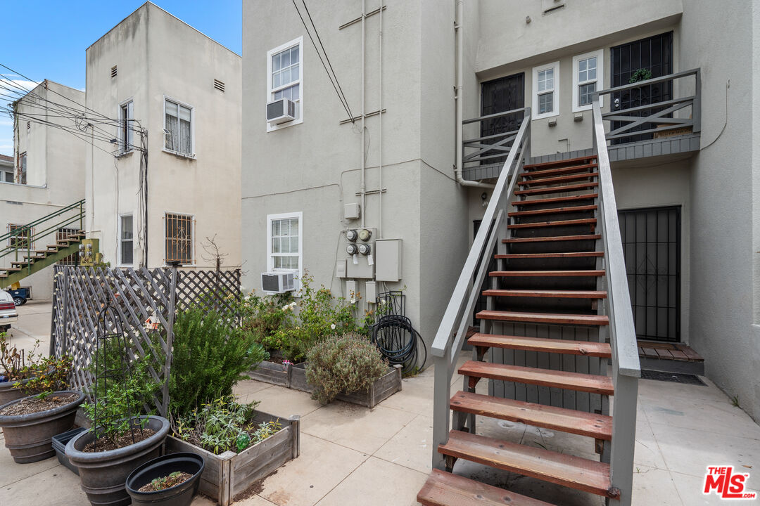 Los Angeles, California, 90019, United States, 6 Bedrooms Bedrooms, ,Residential,For Sale,1908523