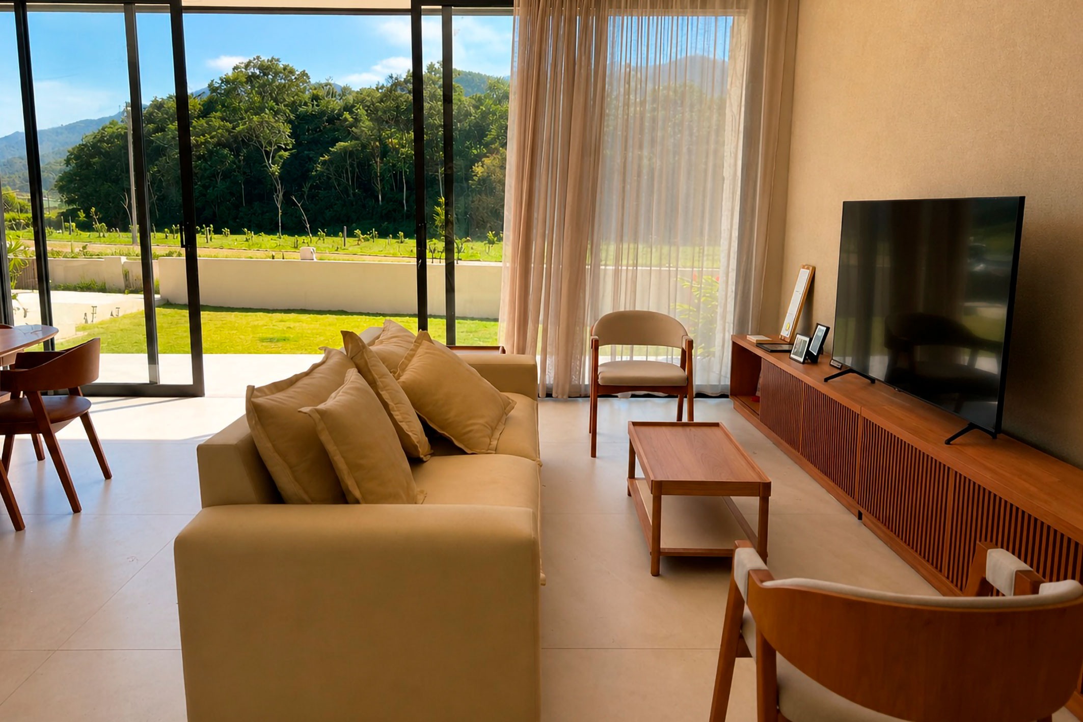  House with two suites and a spacious lot - 物件實景