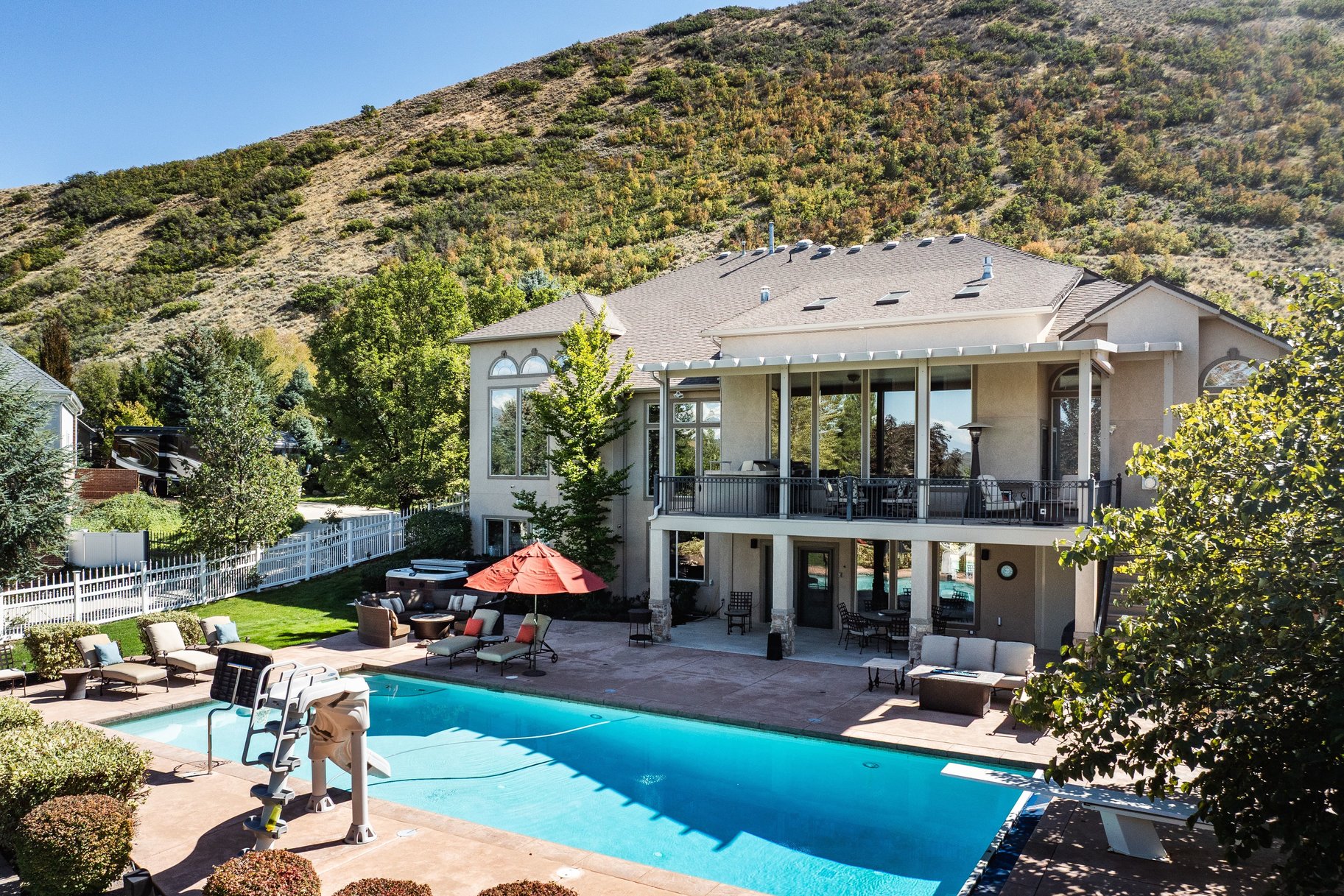  Stately Gated-Community Estate on Nearly Half an Acre: Vaulted Ceilings, Valley - 物件實景