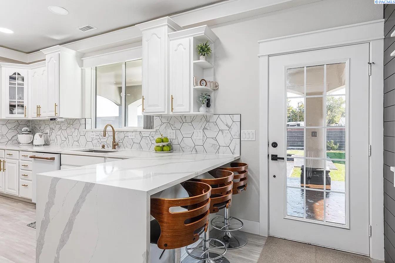 Kennewick, Washington, 99336, United States, 7 Bedrooms Bedrooms, ,7 BathroomsBathrooms,Residential,For Sale,1983847