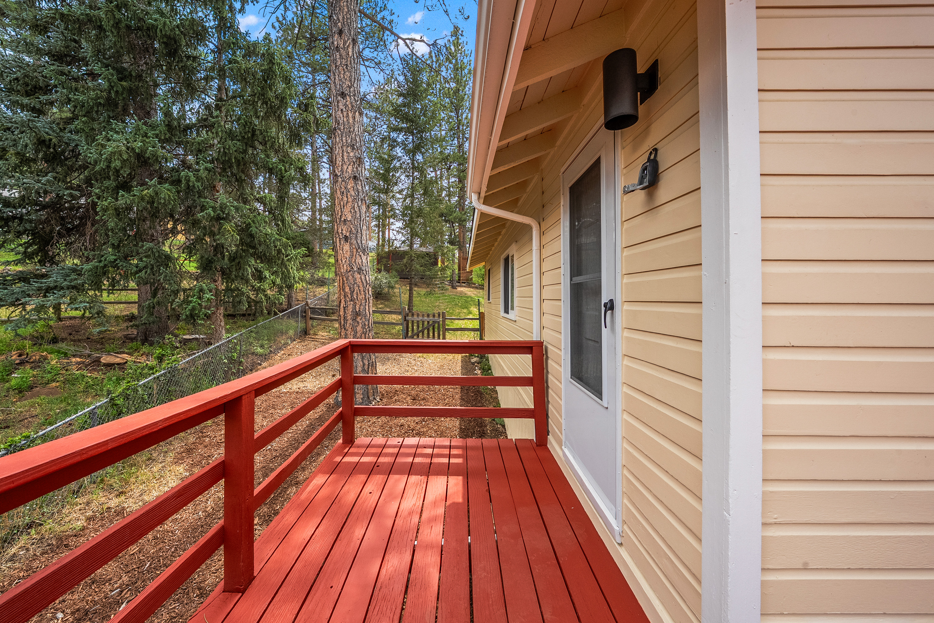  Rare Opportunity to Own 2 Homes Just Steps Away from Coveted Evergreen Lake - 物件實景