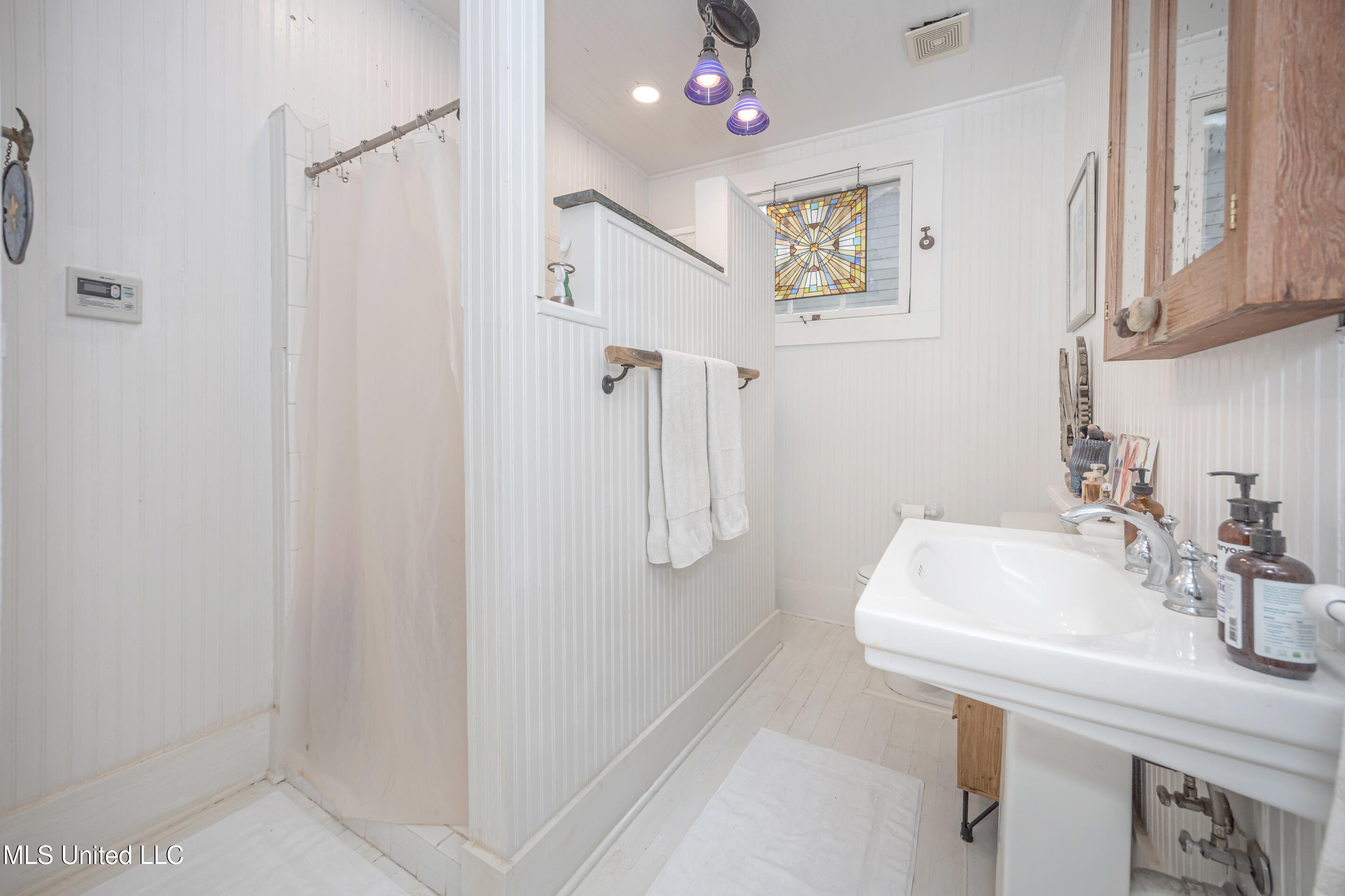 Ocean Springs, Mississippi, 39564, United States, 3 Bedrooms Bedrooms, ,2 BathroomsBathrooms,Residential,For Sale,1847227