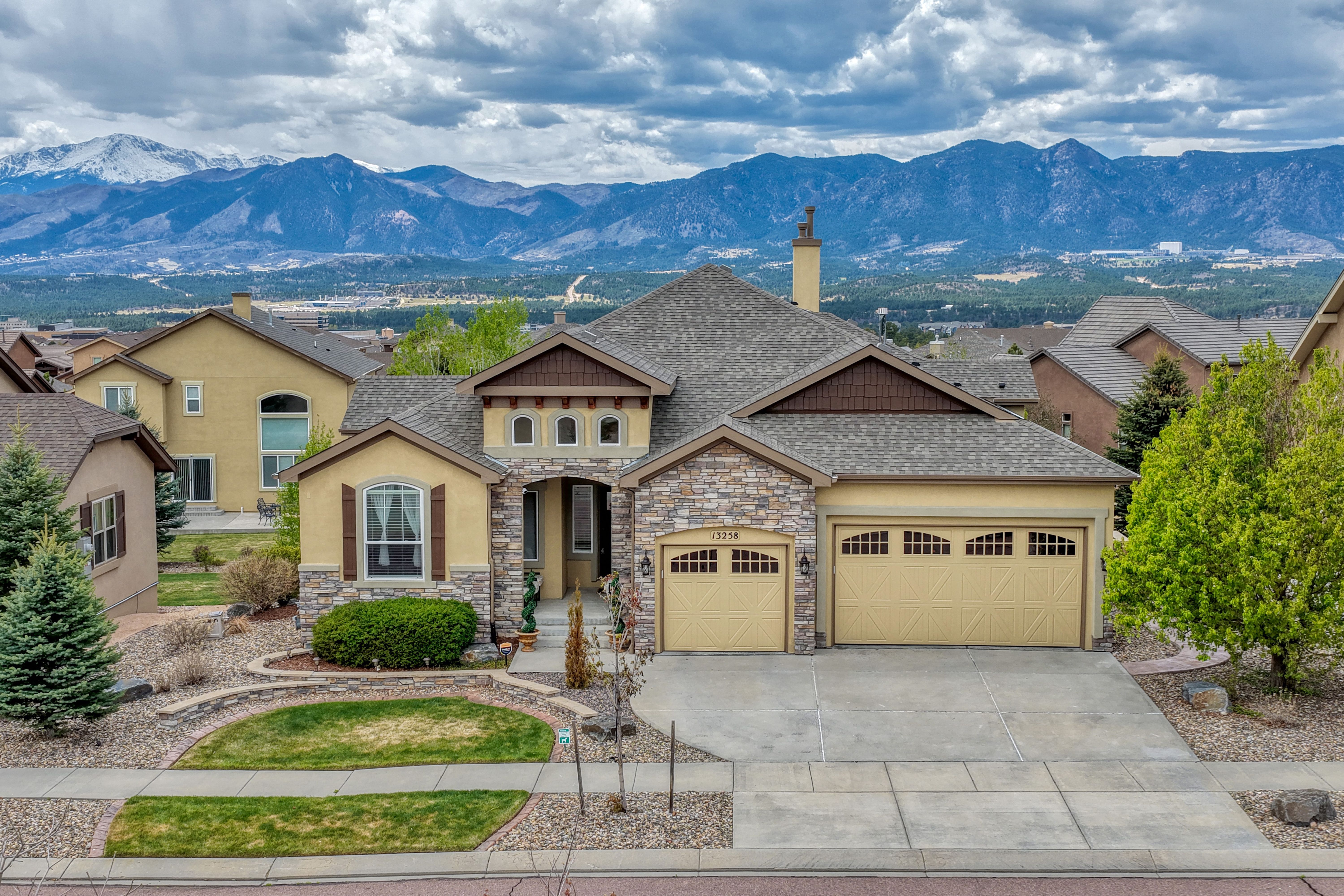  Elevated Living with Unmatched Pikes Peak Views in Flying Horse - 物件實景