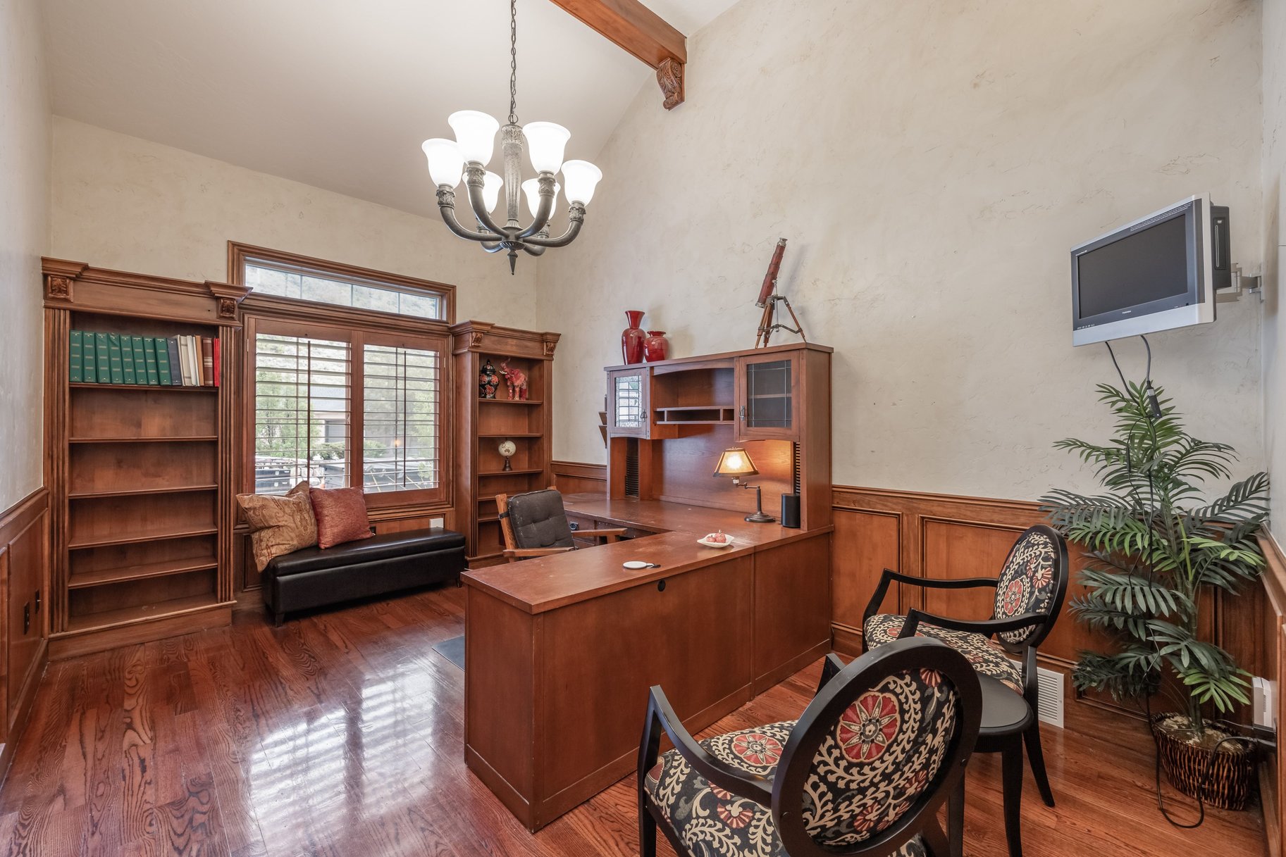  Stately Gated-Community Estate on Nearly Half an Acre: Vaulted Ceilings, Valley - 物件實景