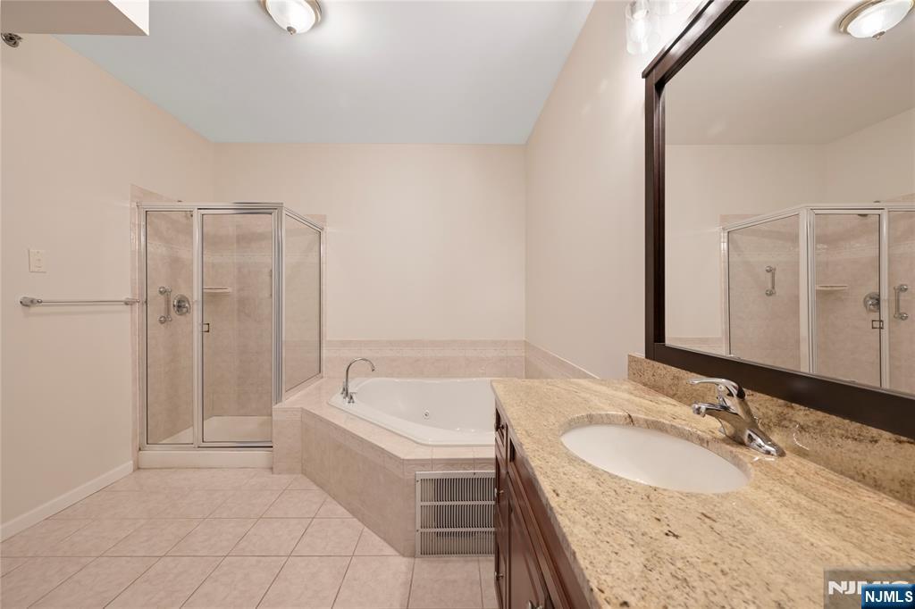 Rochelle Park, New Jersey, 07662, United States, 2 Bedrooms Bedrooms, ,3 BathroomsBathrooms,Residential,For Sale,1906079