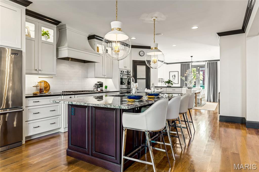 University City, Missouri, 63105, United States, 4 Bedrooms Bedrooms, ,5 BathroomsBathrooms,Residential,For Sale,1989585