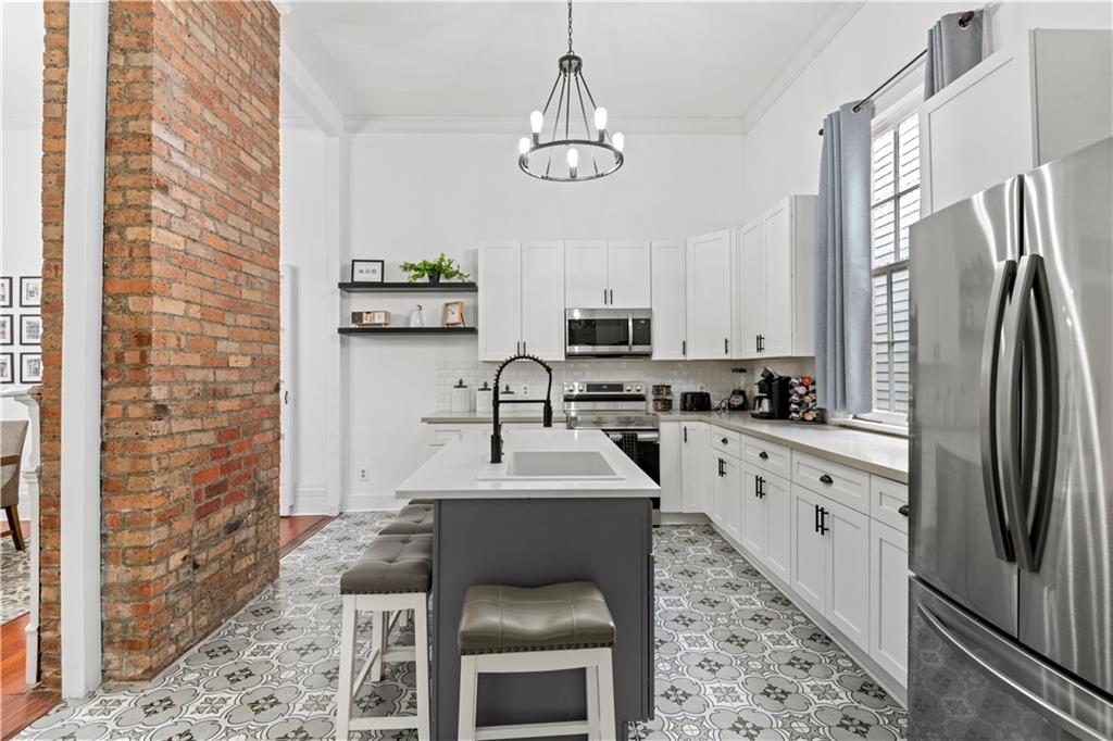 New Orleans, Louisiana, 70114, United States, 5 Bedrooms Bedrooms, ,2 BathroomsBathrooms,Residential,For Sale,1989356