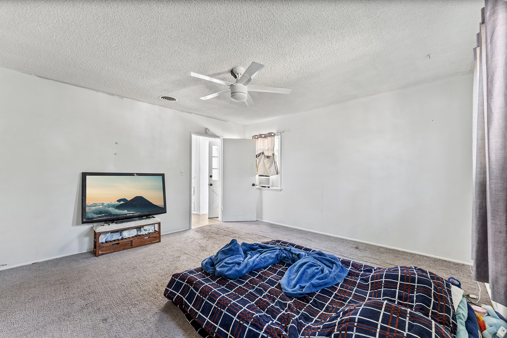 San Bernardino, California, 92404, United States, 4 Bedrooms Bedrooms, ,2 BathroomsBathrooms,Residential,For Sale,1934964