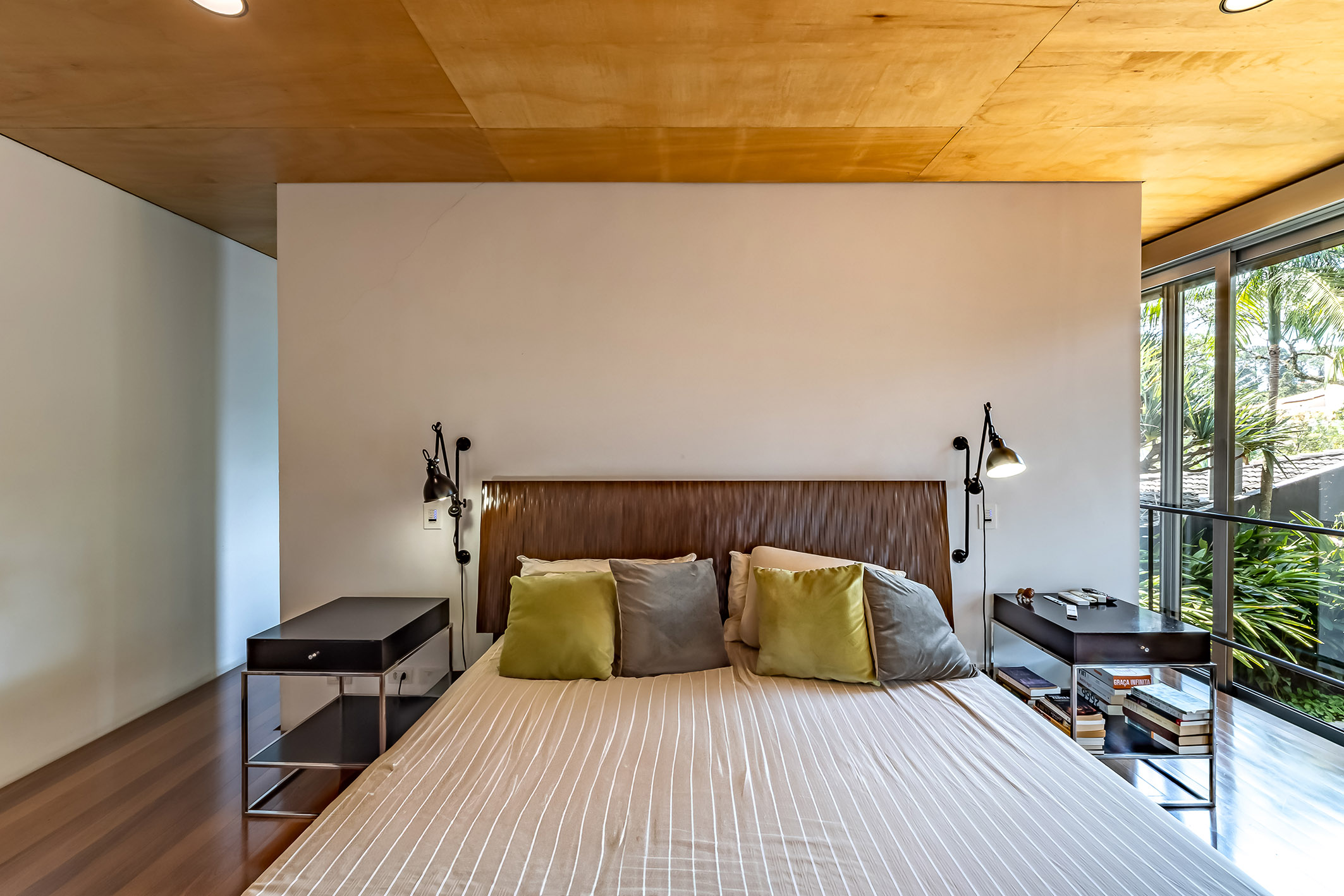  Contemporary home with open layout and outdoor living surrounded by greenery - 物件實景