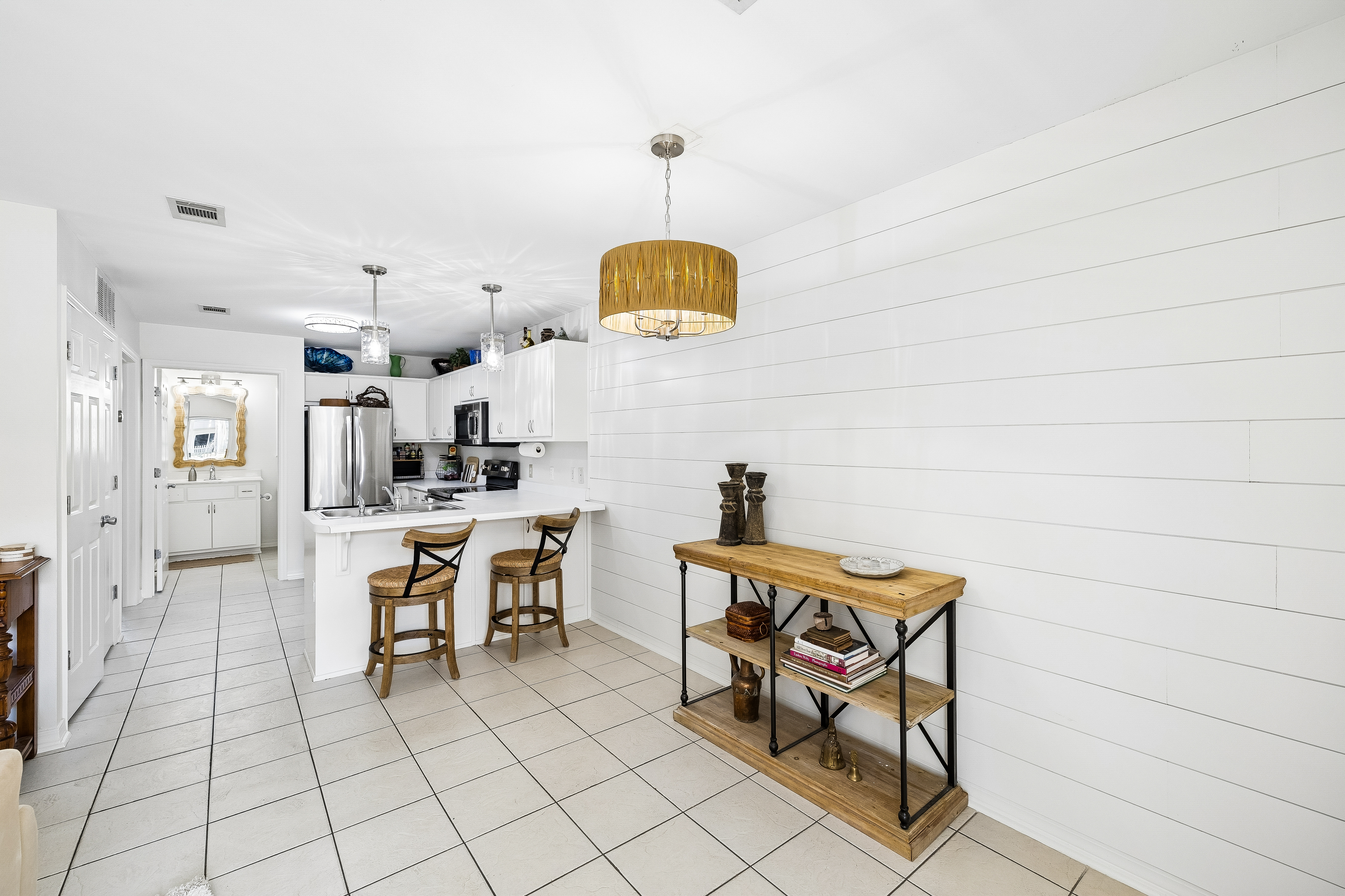  Updated Ground-Floor Condo Near The Gulf With Strong Rental Potential - 物件實景