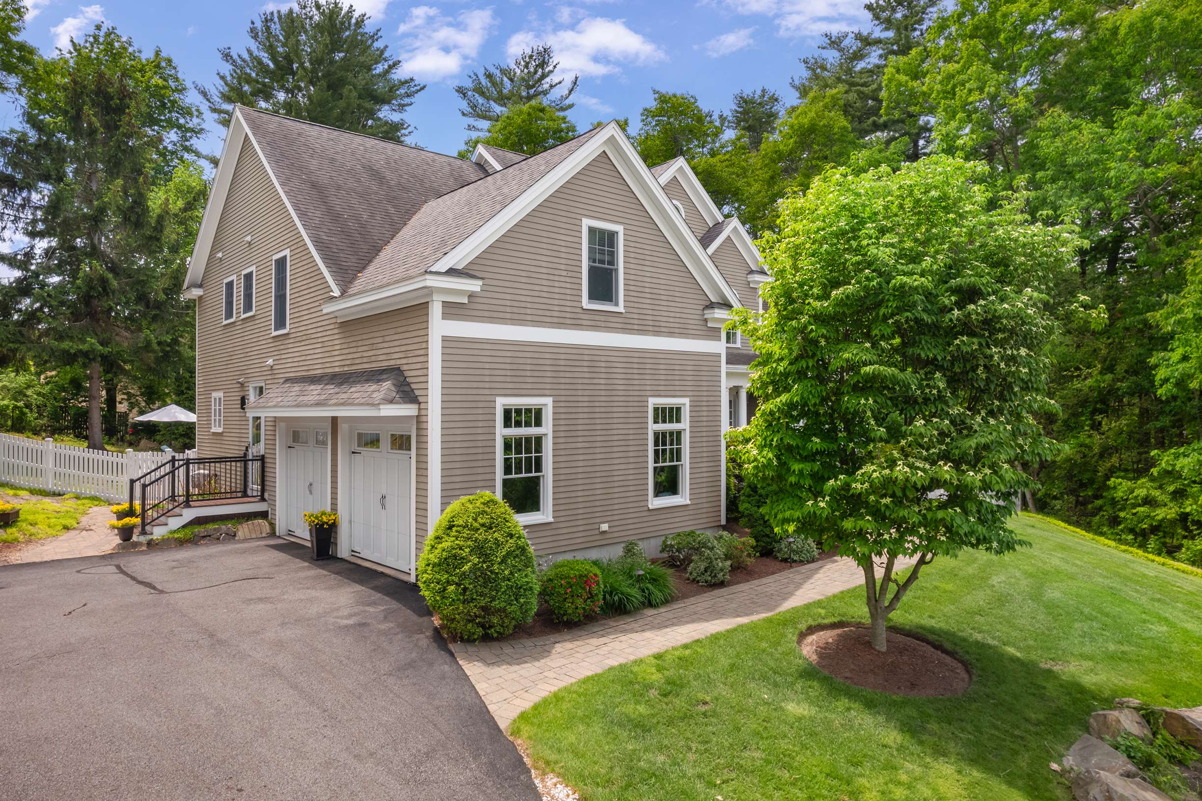  Shingle Style Colonial With Deep Water Dock Access - 物件實景