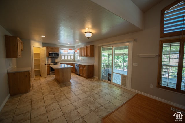 Hooper, Utah, 84315, United States, 4 Bedrooms Bedrooms, ,3 BathroomsBathrooms,Residential,For Sale,1904252