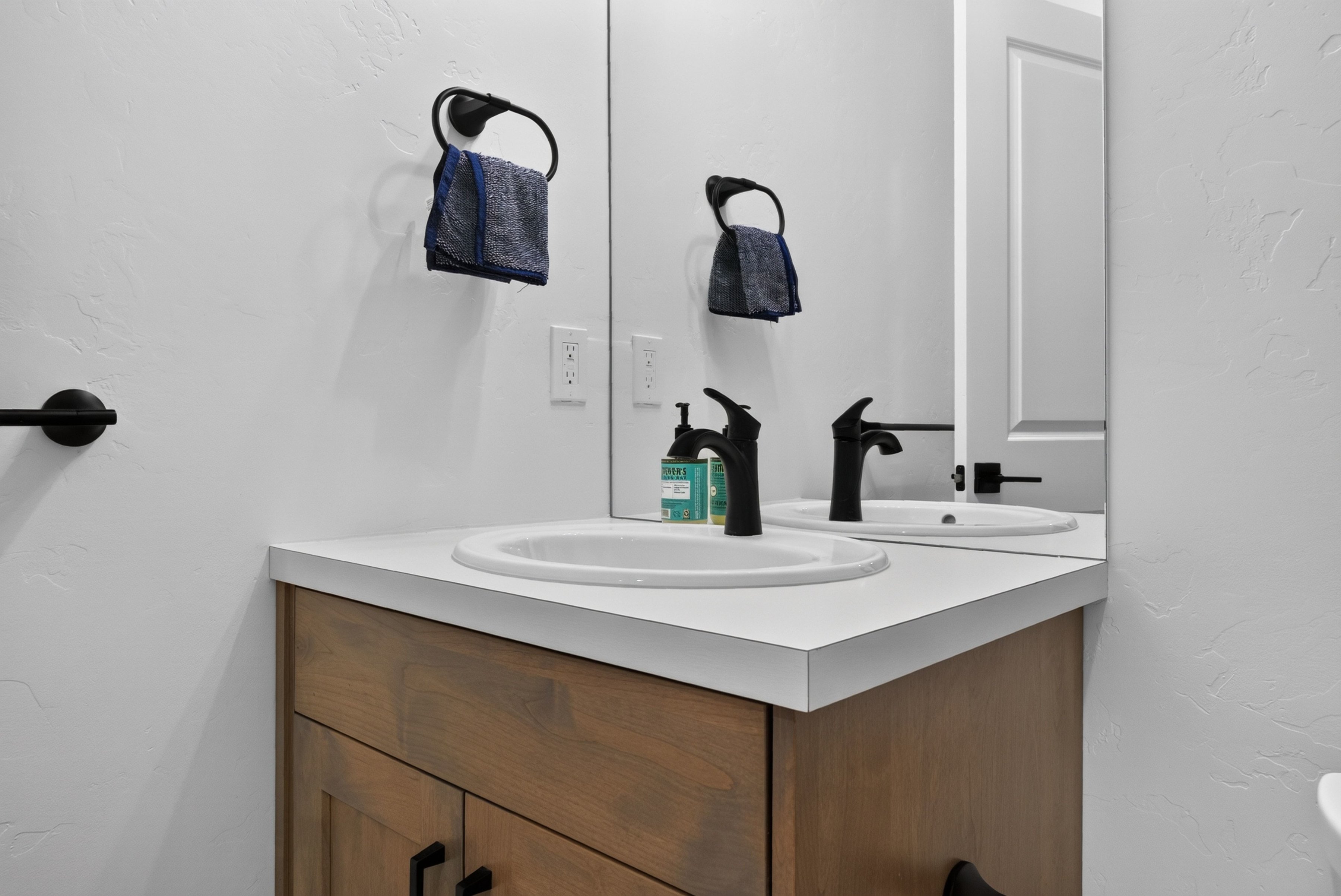  Stylish, Low-Maintenance Living with Resort-Style Amenities - 物件實景