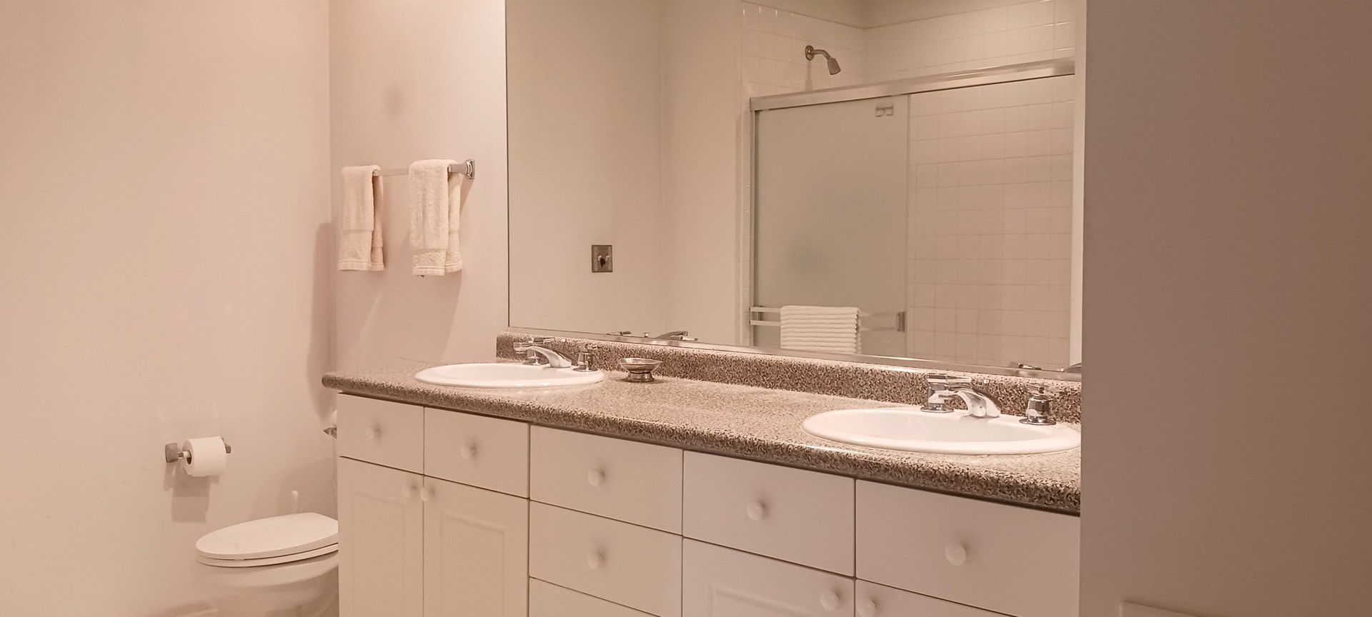 Chicago, Illinois, 60615, United States, 3 Bedrooms Bedrooms, ,3 BathroomsBathrooms,Residential,For Sale,2034443