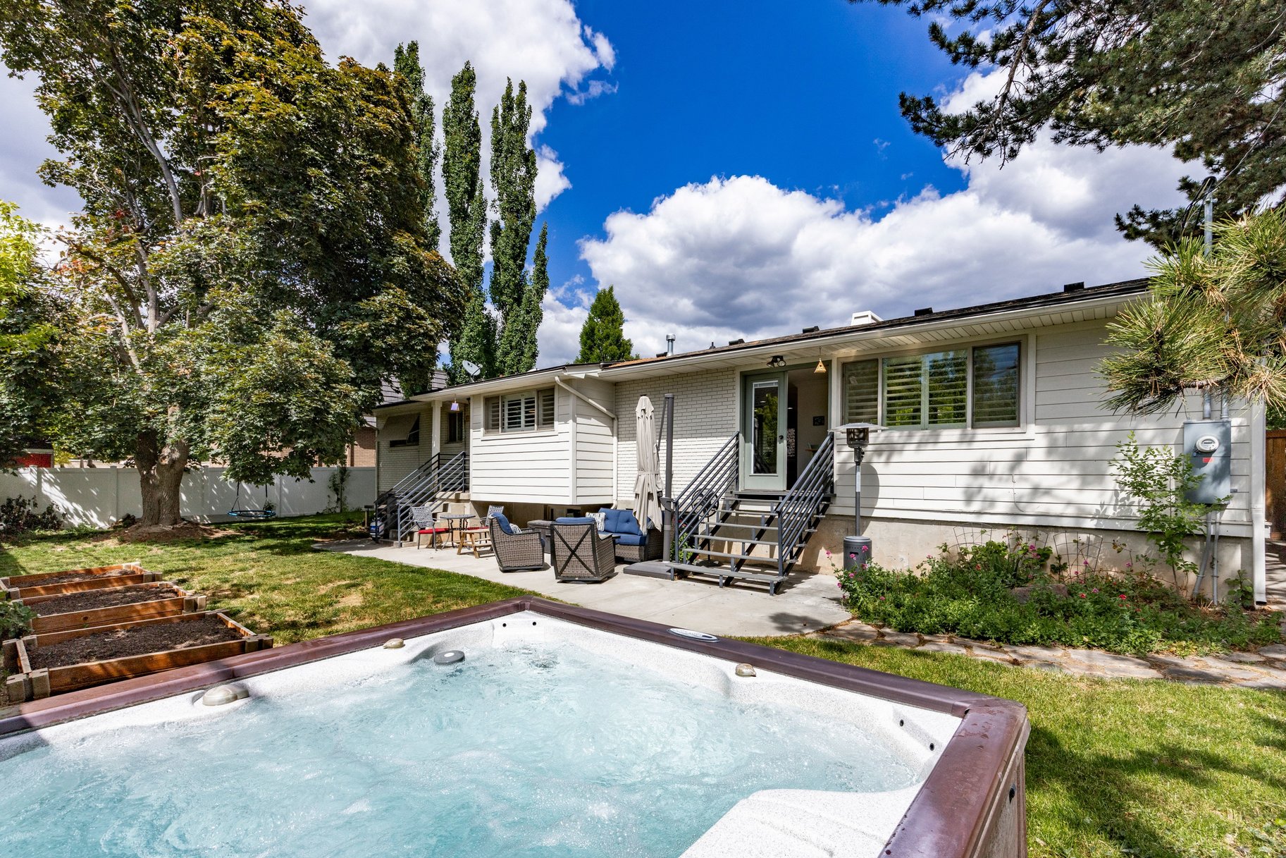  Modernized Millcreek Rambler with Open Living & Private Backyard - 物件實景