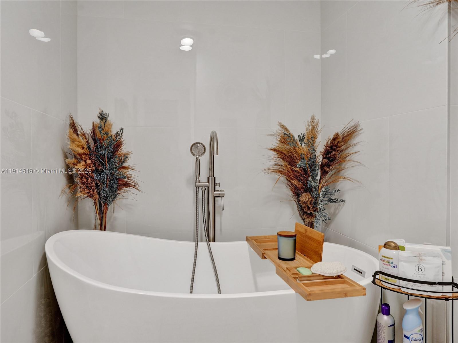 Hollywood, Florida, 33021, United States, 2 Bedrooms Bedrooms, ,3 BathroomsBathrooms,Residential,For Sale,1997464