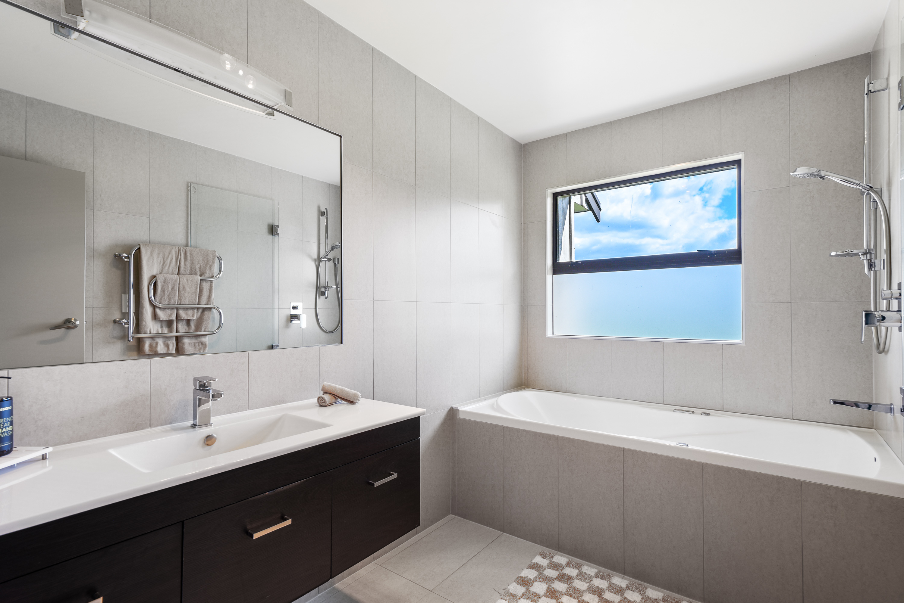  Elevated Lifestyle Living with Sweeping Lake Views - 物件實景