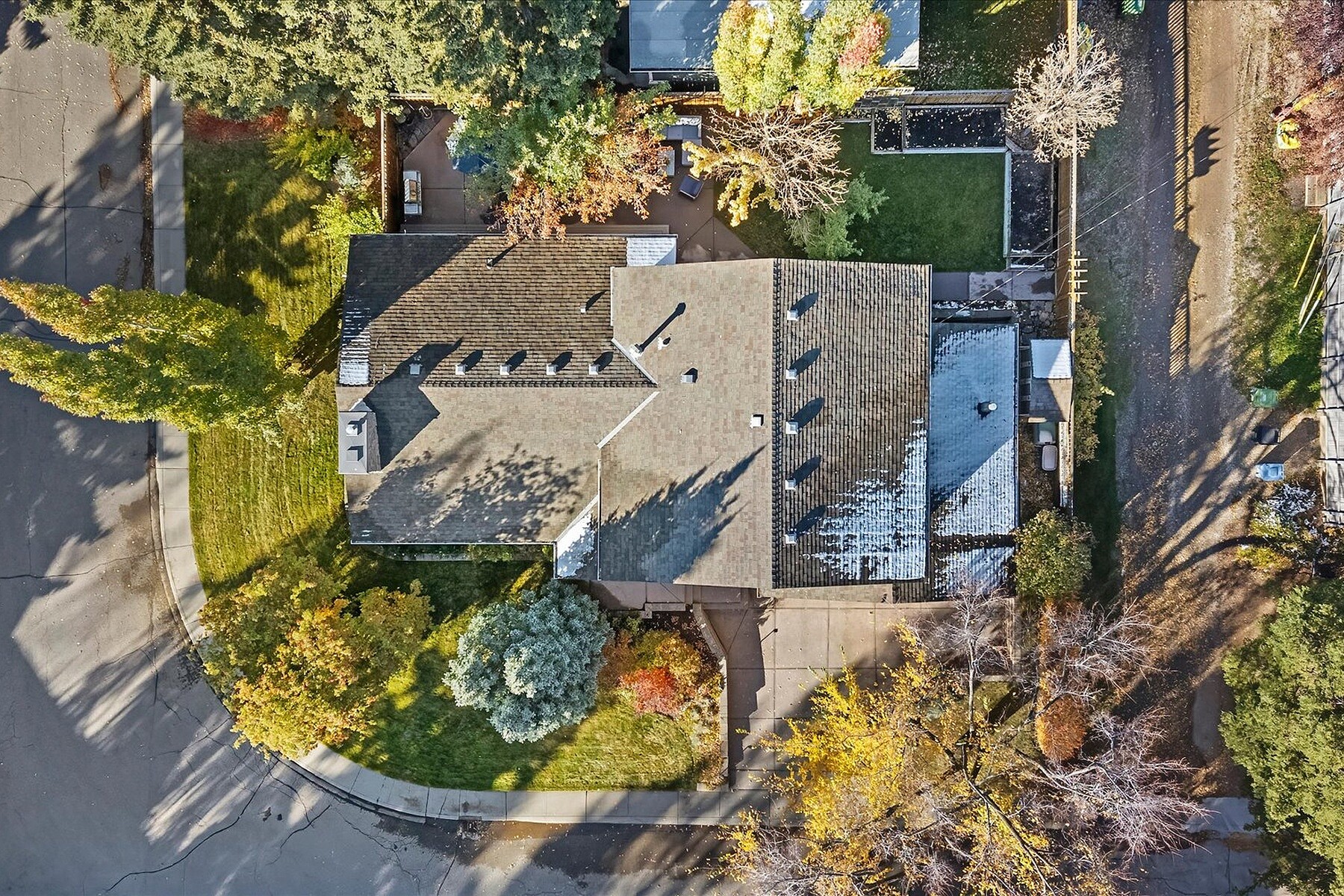  6526 Laurentian Way SW - 物件實景