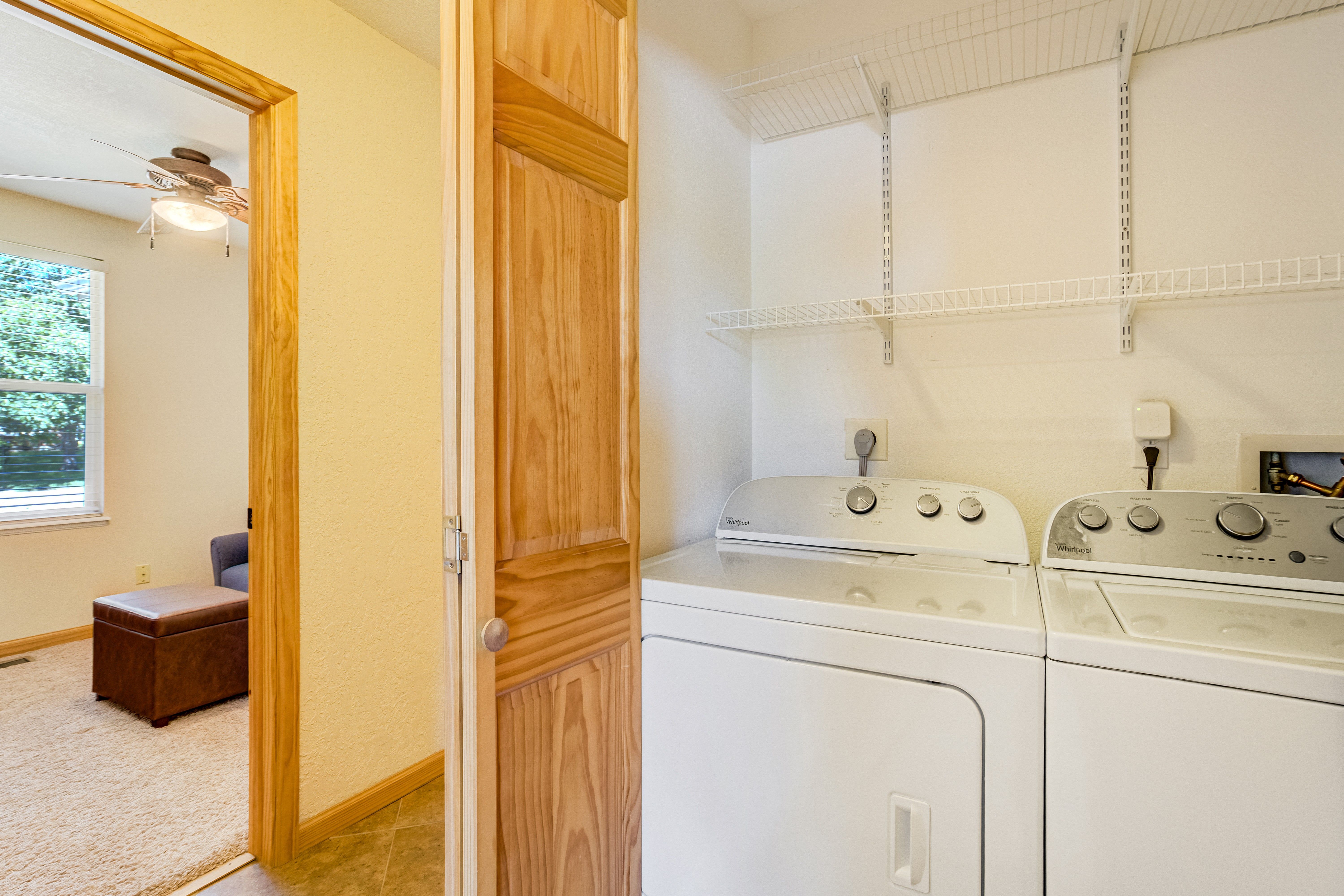  Nestled on a Spacious Corner Lot, Discover Mountain Charm w/ Warm Wood Accents - 物件實景