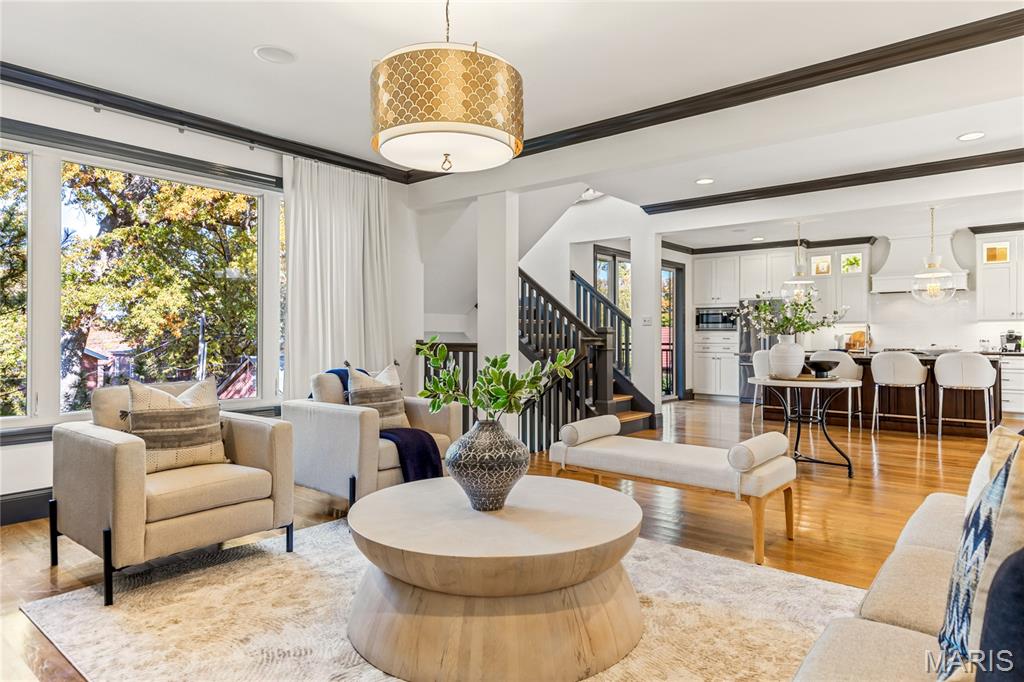 University City, Missouri, 63105, United States, 4 Bedrooms Bedrooms, ,5 BathroomsBathrooms,Residential,For Sale,1989585